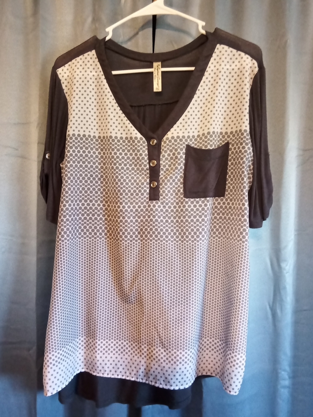 PerSeption Concept Gray Polka Dot V-Neck Short Sleeve Top